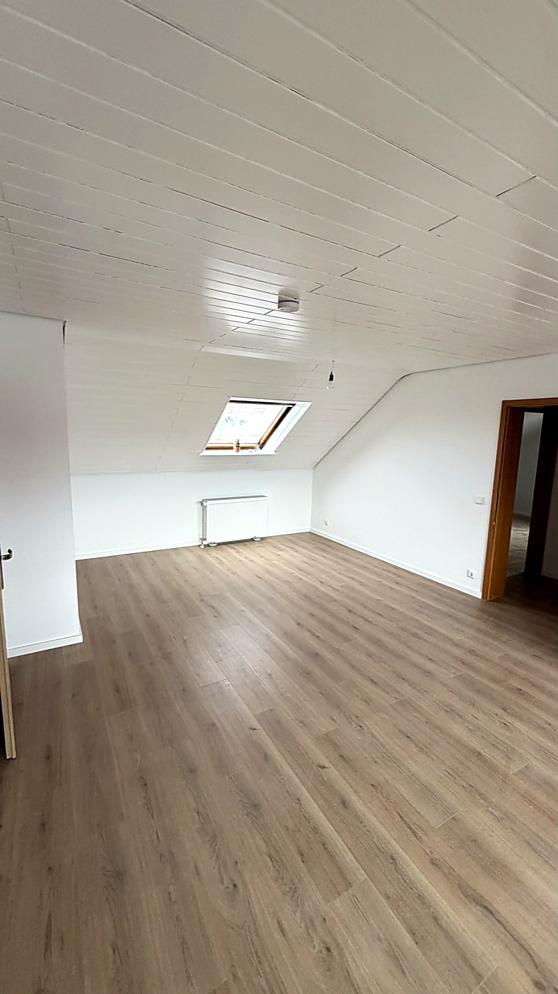 Heller fertig renovierter Dachgeschossraum